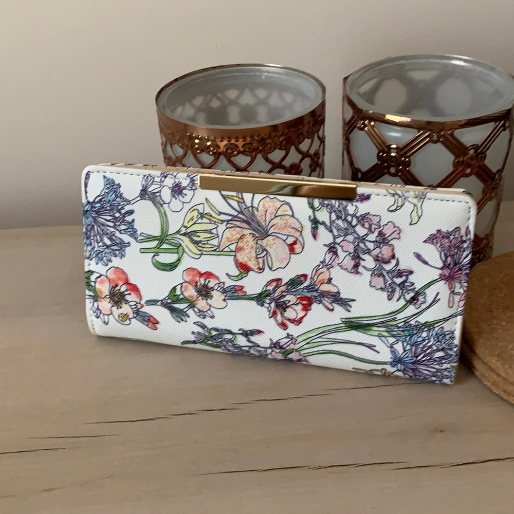 Apt 9 NWT RFID floral card wallet